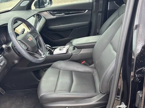 Used 2025 Cadillac XT6 Premium Luxury w/ Technology Package AWD/4WD image 3