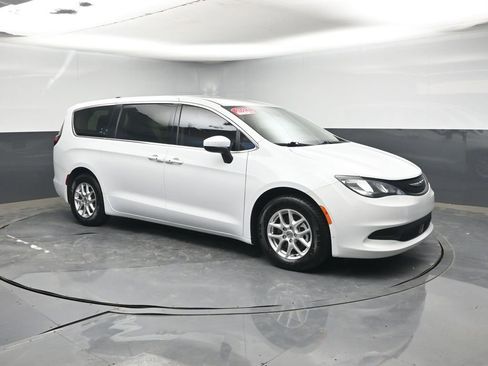 Used 2023 Chrysler Voyager LX image 7