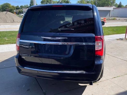 Used 2014 Chrysler Town & Country Touring image 7