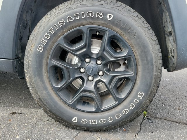 Used 2019 Jeep Cherokee Trailhawk AWD/4WD image 26