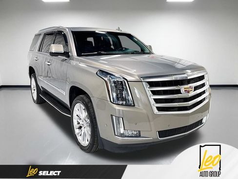 Used 2017 Cadillac Escalade Luxury AWD/4WD image 5
