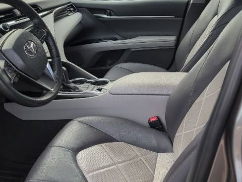 Used 2019 Toyota Camry XLE image 11
