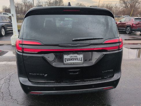 Used 2025 Chrysler Pacifica Limited image 6