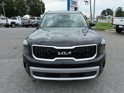 Used 2024 Kia Telluride EX w/ EX Captain's Chair Package FWD image 3
