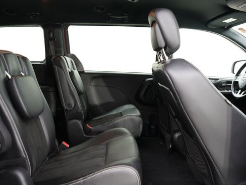 Used 2019 Dodge Grand Caravan SXT w/ Blacktop Package FWD image 13