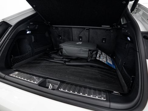 Certified 2025 Porsche Macan 4S Electric AWD/4WD image 26