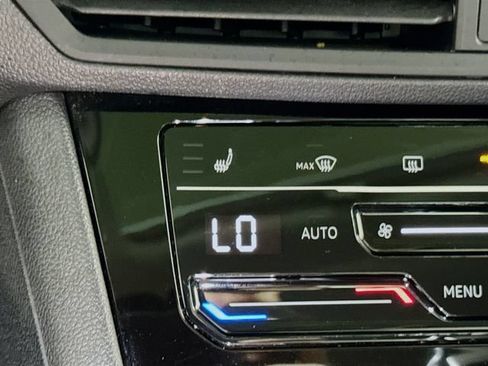 Used 2025 Volkswagen Jetta SE FWD image 17