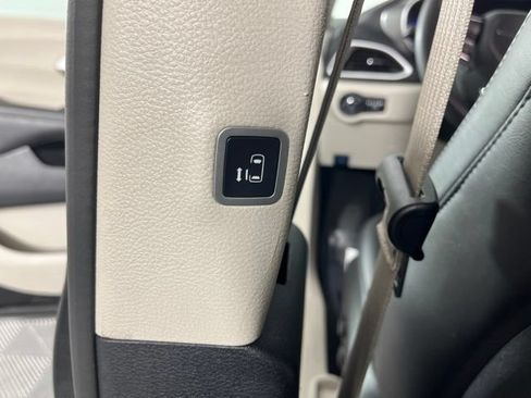 Used 2024 Chrysler Pacifica Touring-L FWD image 47