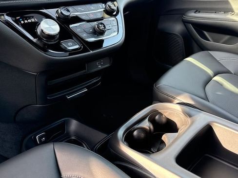 New 2026 Chrysler Pacifica Select image 26