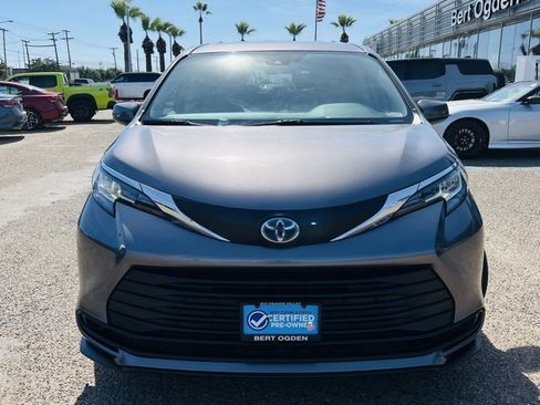 Used 2021 Toyota Sienna LE image 2