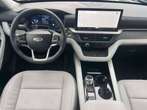 Used 2025 Ford Explorer Platinum w/ Ultimate Package AWD/4WD image 17