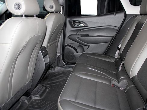 Used 2024 Chevrolet Trax ACTIV w/ Sunroof Package image 24