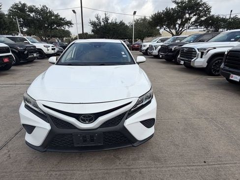 Used 2019 Toyota Camry SE FWD image 2