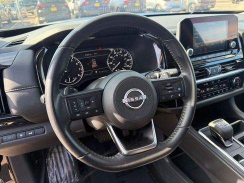 Used 2025 Nissan Pathfinder SV image 29