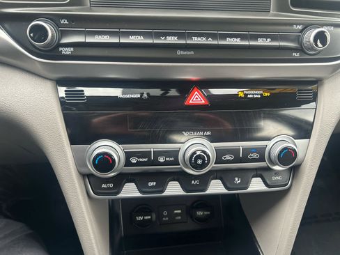 Used 2020 Hyundai Elantra SE image 18