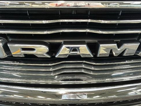 Used 2019 RAM 1500 Laramie AWD/4WD image 10