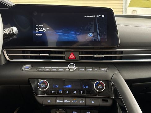 Used 2025 Hyundai Elantra SEL image 21