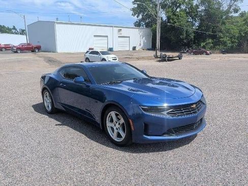 Used 2021 Chevrolet Camaro LT w/ Technology Package RWD image 8