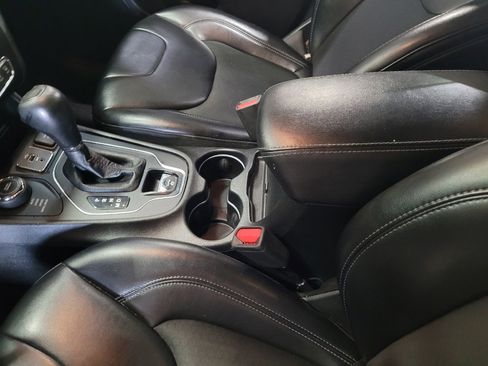 Used 2019 Jeep Cherokee Latitude Plus w/ Comfort/Convenience Group AWD/4WD image 26