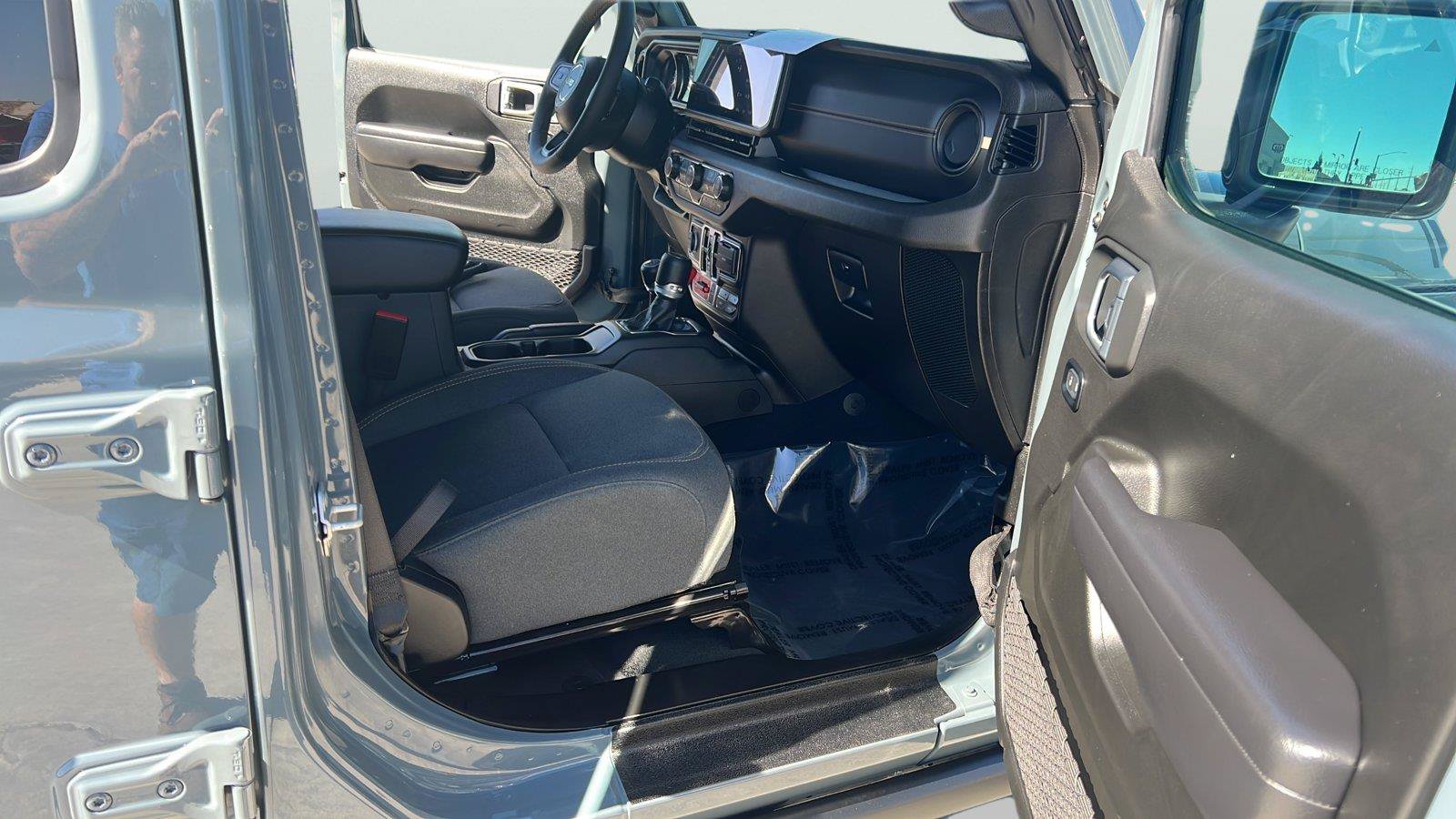Used 2024 Jeep Gladiator Sport AWD/4WD image 14