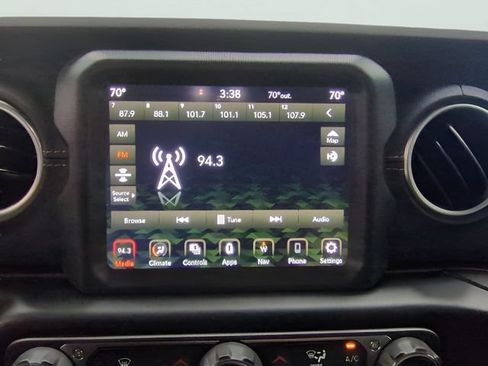 Used 2022 Jeep Gladiator Overland w/ Popular Equipment Package AWD/4WD image 9