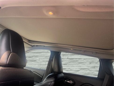 Used 2019 Jeep Cherokee Limited image 13