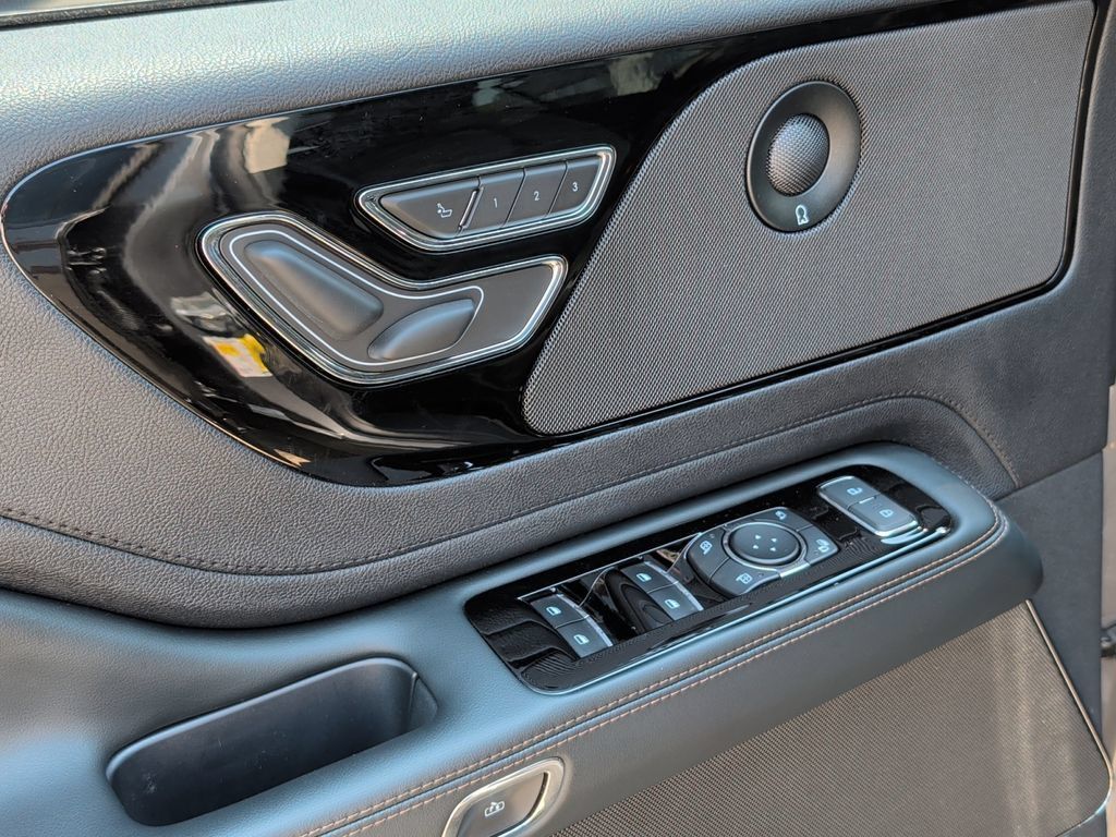 Used 2025 Lincoln Aviator Reserve w/ Jet Appearance Package AWD/4WD image 15