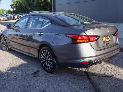 Used 2025 Nissan Altima 2.5 SV FWD image 6