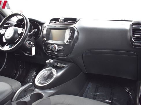 Used 2019 Kia Soul + image 11