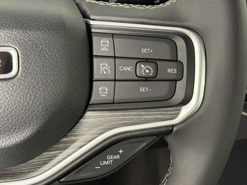 Used 2023 Jeep Wagoneer L Series II AWD/4WD image 28