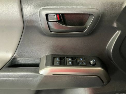 Used 2022 Toyota Tacoma SR5 RWD image 18