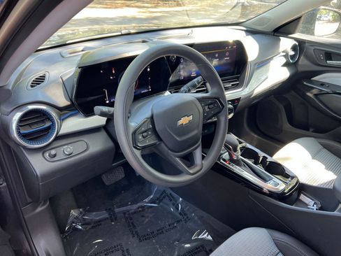 Used 2025 Chevrolet Trax LT image 30