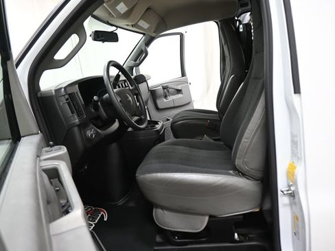 Used 2025 GMC Savana 2500 w/ Driver Convenience Package RWD image 6