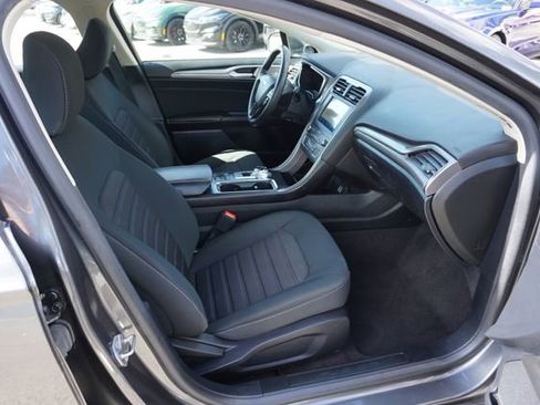 Used 2020 Ford Fusion SE image 3
