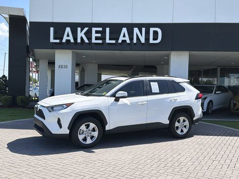 Used 2021 Toyota RAV4 XLE w/ Convenience Package FWD image 2