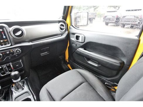 Used 2019 Jeep Wrangler Unlimited Sahara w/ Uconnect 4C Nav & Sound Group AWD/4WD image 9