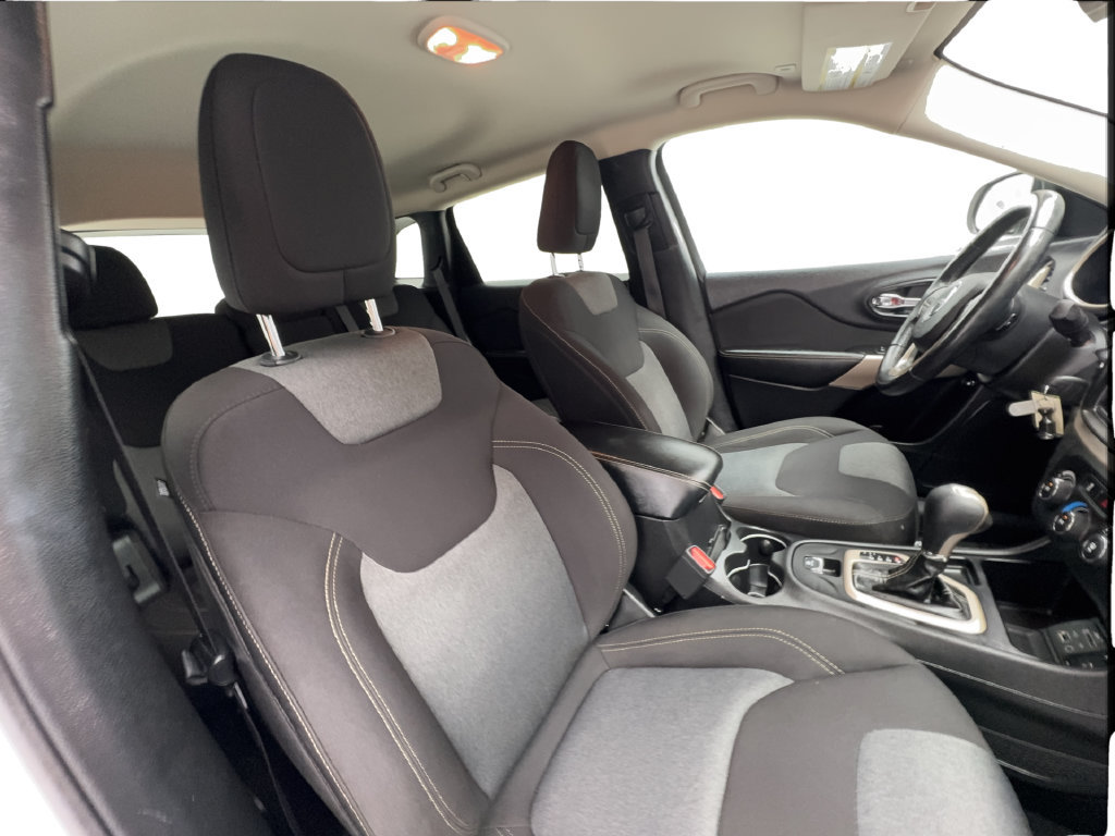 Used 2018 Jeep Cherokee Latitude w/ Altitude Package FWD image 26