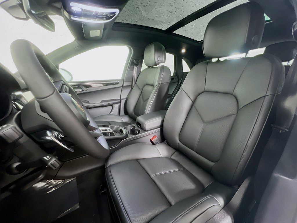 Certified 2026 Porsche Macan AWD/4WD image 5