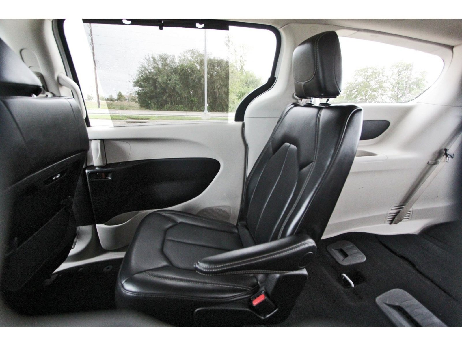 Used 2024 Chrysler Pacifica Touring-L FWD image 12