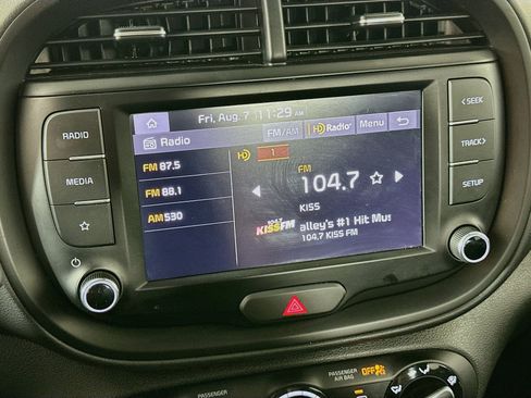 Used 2025 Kia Soul LX w/ LX Technology Package FWD image 21