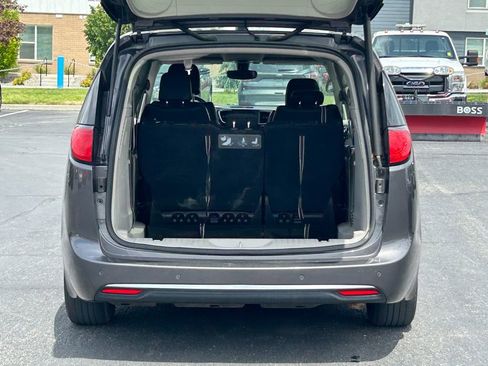 Used 2020 Chrysler Pacifica Touring-L FWD image 32