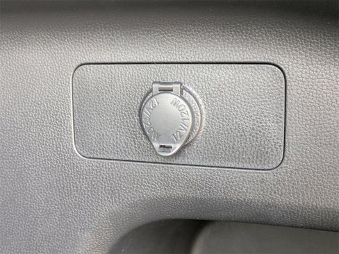 Used 2021 Toyota RAV4 XLE Premium image 15