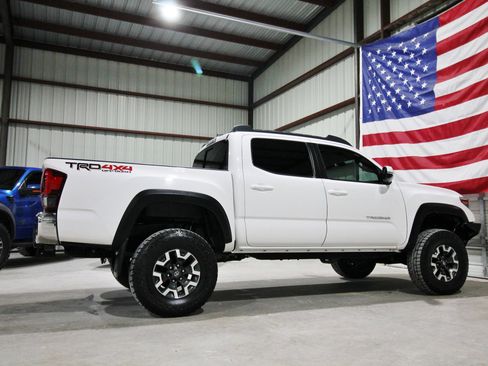 Used 2018 Toyota Tacoma TRD Off-Road AWD/4WD image 11