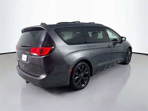 Used 2018 Chrysler Pacifica Limited image 9