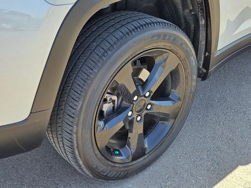 Used 2023 Jeep Grand Cherokee Altitude AWD/4WD image 13