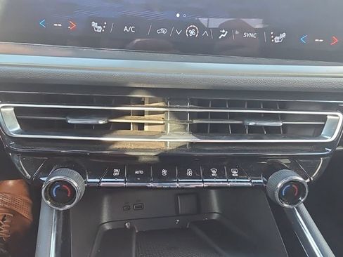 Used 2025 Chevrolet Traverse LT FWD image 17