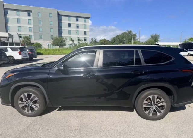 Used 2024 Toyota Highlander XLE FWD image 2