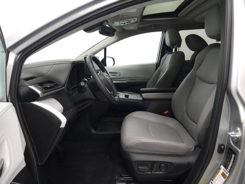 Certified 2025 Toyota Sienna XLE w/ XLE Plus Package AWD/4WD image 4