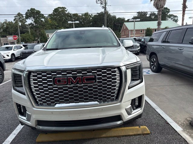 Used 2022 GMC Yukon XL Denali w/ Denali Premium Package RWD image 2