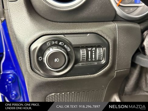 Used 2018 Jeep Wrangler Unlimited Sahara AWD/4WD image 21
